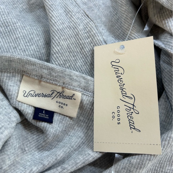 Universal Thread Women's Light Gray Scoop Neck Tee - Picture 4 of 5